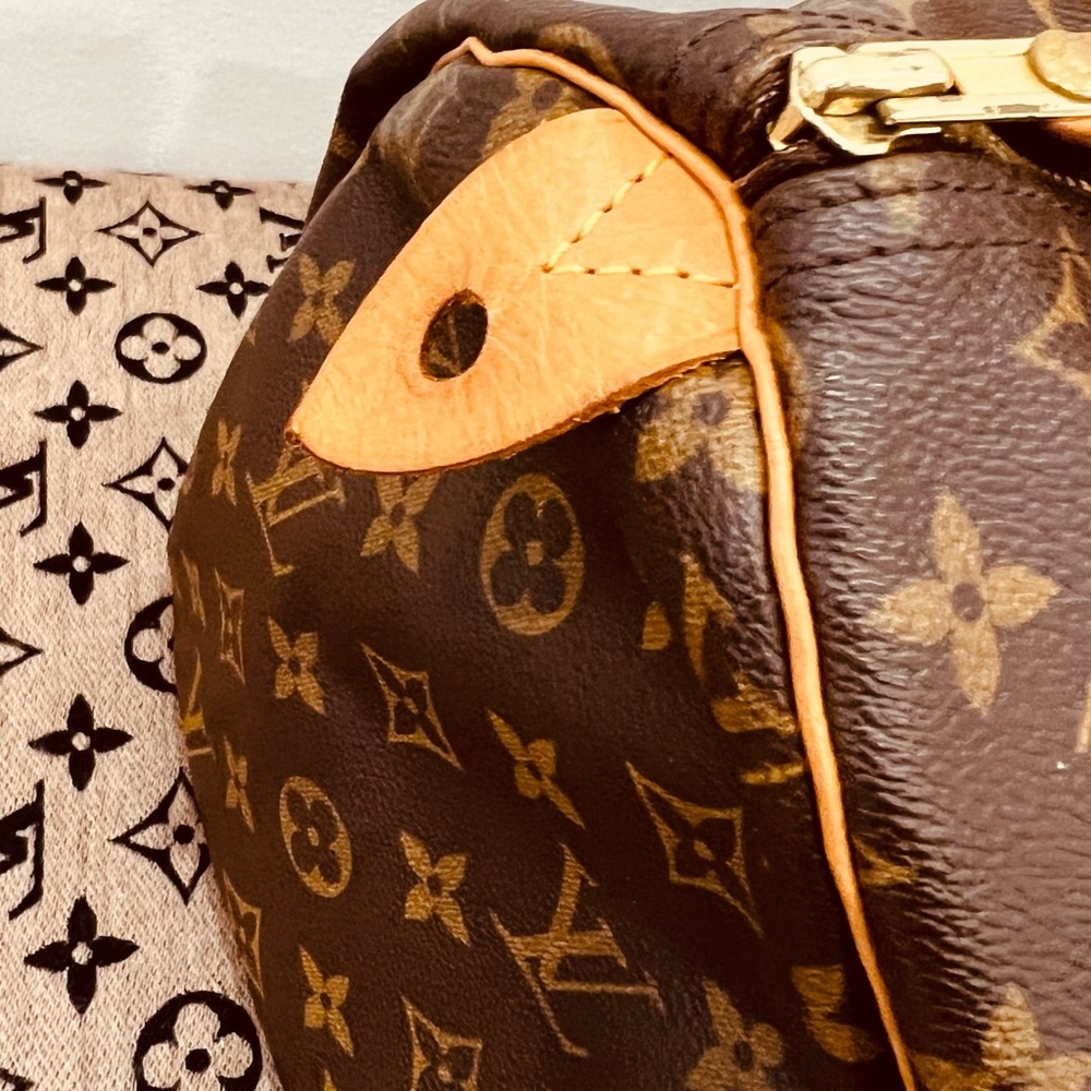 Authentic Louis Vuitton Speedy 30 in Monogram Canvas - Picture 10 of 16